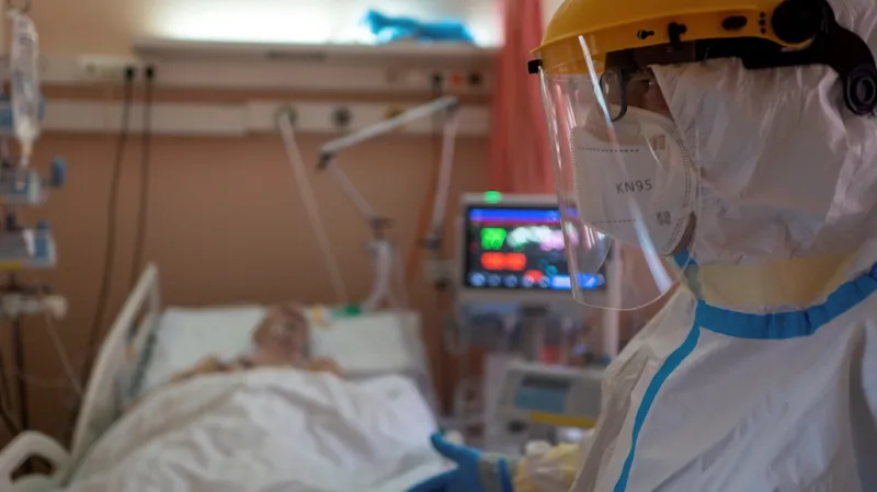 Zdravotník v nemocnici v polské Hlivici