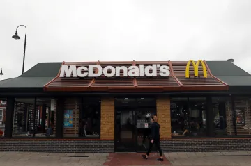 Stovky zaměstnanců McDonald's v Británii žalují firmu kvůli obtěžování