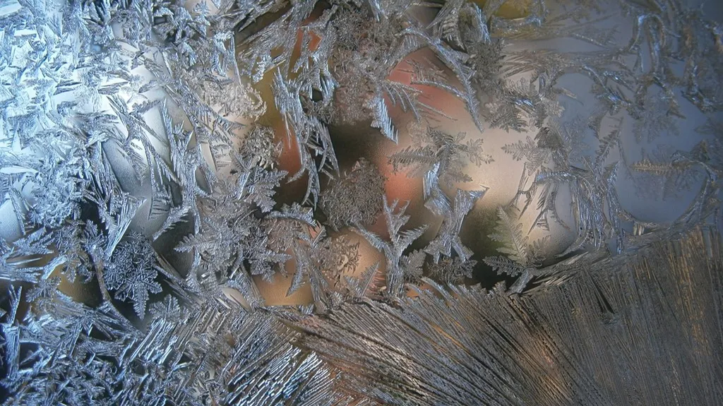 Mráz pomaloval okno