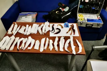 Měl u sebe nůžky a prameny vlasů. Policie zadržela muže, který tajně stříhal ženy v pražských tramvajích