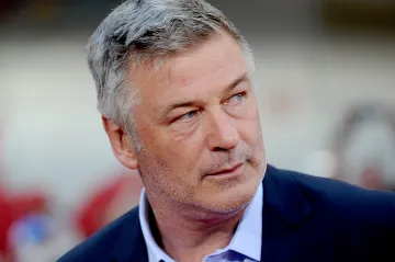 Baldwin musel stisknout spoušť, jinak by zbraň nevystřelila, tvrdí FBI