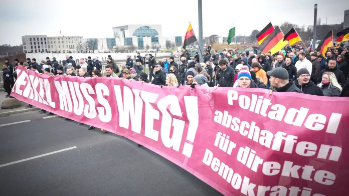 Průvod proti politice kancléřky Merkelové v ulicích Berlína