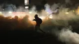 Oblak slzného plynu na pouliční demonstraci ve čtvrti Ferguson