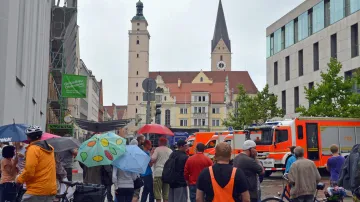 Zásah policie a záchranářů před starou radnicí v Ingolstadtu
