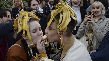 V současnosti se tisíce lidí po celé Evropě fotí s banány a sdílejí své příspěvky na internetu jako jistou formu protestu proti cenzuře.