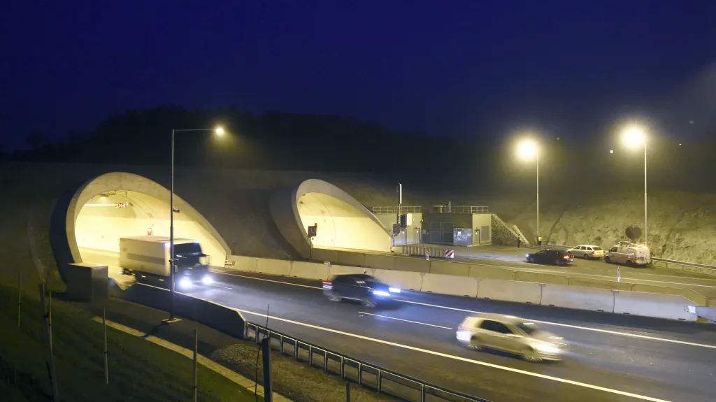 Poslední úsek dálnice D8 Lovosice - Řehlovice se 17. prosince v podvečer otevřel pro běžnou dopravu. Na snímku jsou tunely u Radejčína.