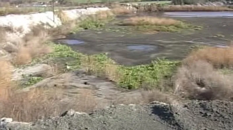 Zamořené povrchové lomy u Horní Břízy na Plzeňsku zůstávají problémem i po desítkách let. Ekologický audit prokázal, že obsah oprámů je kontaminován zejména chloridy, amonnými ionty, niklem a arzenem.