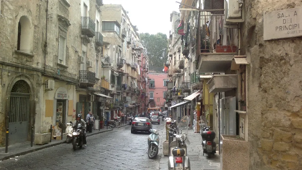 Typicky omšelá neapolská ulička