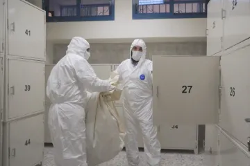 Lékaři v Sýrii postupně identifikují těla z masových hrobů