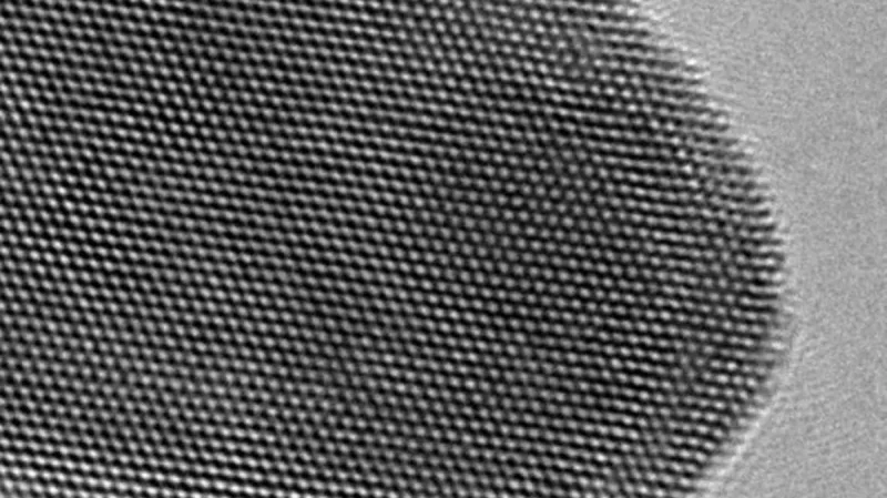 Pohled na nejtenčí plíšek zlata pod mikroskopem