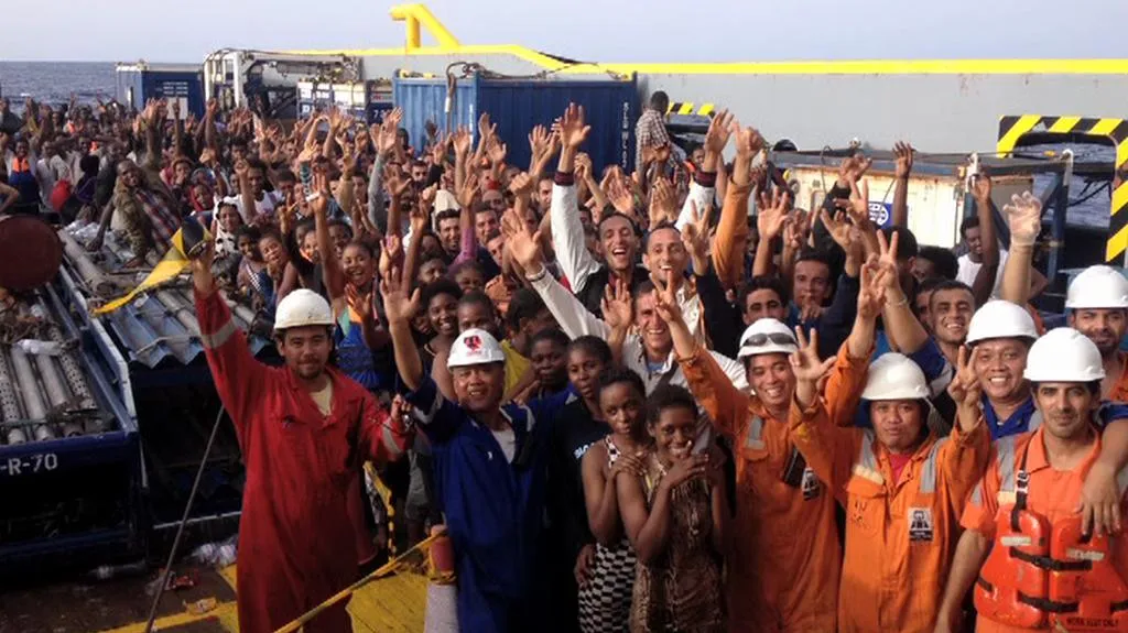 Radost zachráněných Afričanů na palubě kapitánova remorkéru