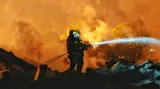 Čínští hasiči hasí továrnu na pyrotechniku v provincii Chu-nan