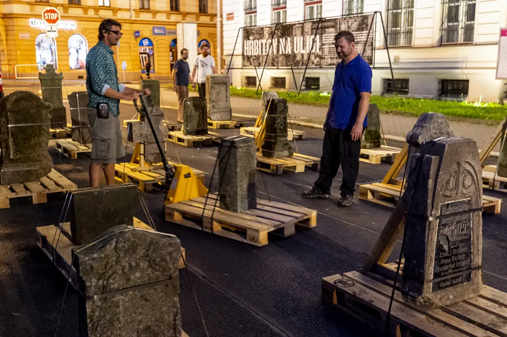 „Při likvidaci byly náhrobky očíslovány a nabízeny jako stavební materiál. Na některých jsou ta červená čísla ještě zřetelná. Tato výstava kamenům vrací jejich pietní smysl,“ uvedl kurátor výstavy Karel Konopka z Muzea v přírodě Zubrnice