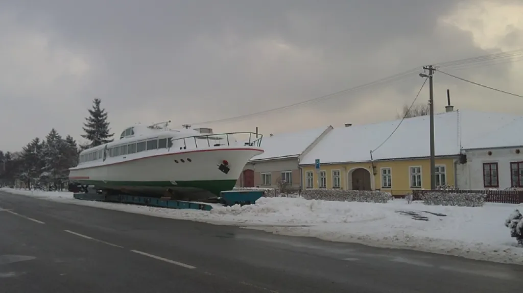 Zasněžená výletní loď parkující v Lesné