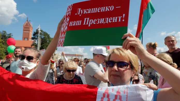 "Lukašenko je náš prezident". Provládní akce v neděli 16. srpna v Minsku