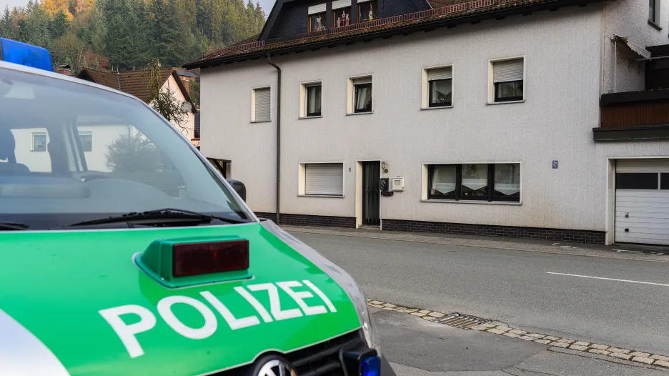 Policie před osudným domem ve Wallenfelsu