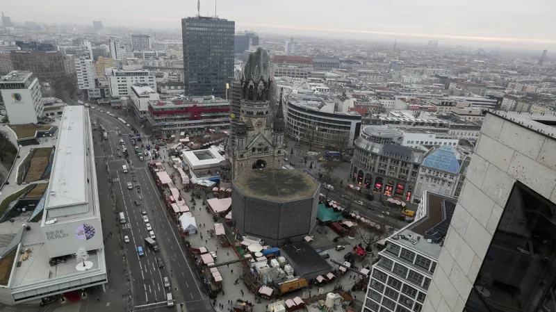 Na místě tragédie se znovu otevřel vánoční trh