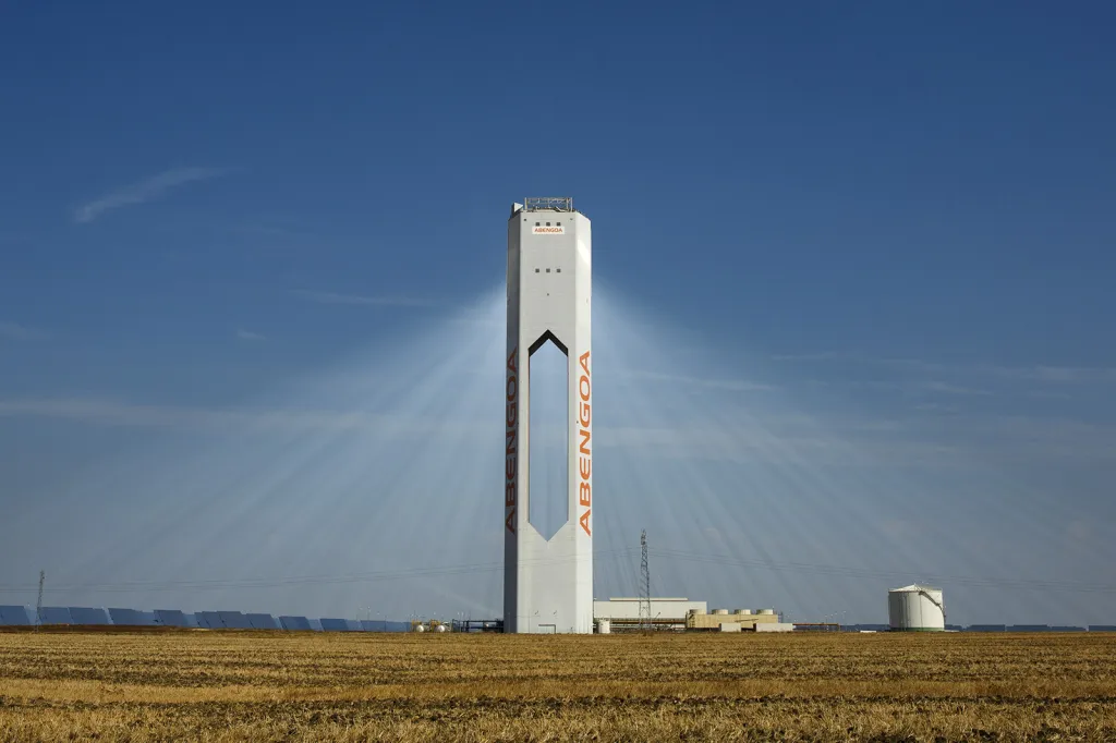 Věž solární elektrárny Abengoa v solárním parku Solucar nedaleko města Sanlucar la Mayor ve Španělsku