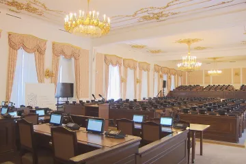 Poslanci schválili růst odměn pěstounů, kojenecké ústavy skončí. Za týden se sněmovna sejde k BIS