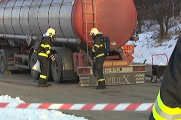 Z cisterny unikala hořlavina, jeden řidič dostal infarkt