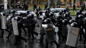 Ozbrojené složky v ulicích během opoziční demonstrace