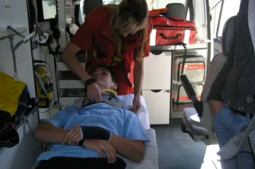 Zdravotničtí záchranáři se představili v DDM v Šumné