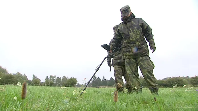 Vojenský pyrotechnik hledá starou munici v Brdech
