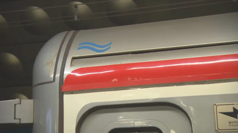 Značka na soupravě metra, která zůstala v roce 2002 v zaplaveném tunelu