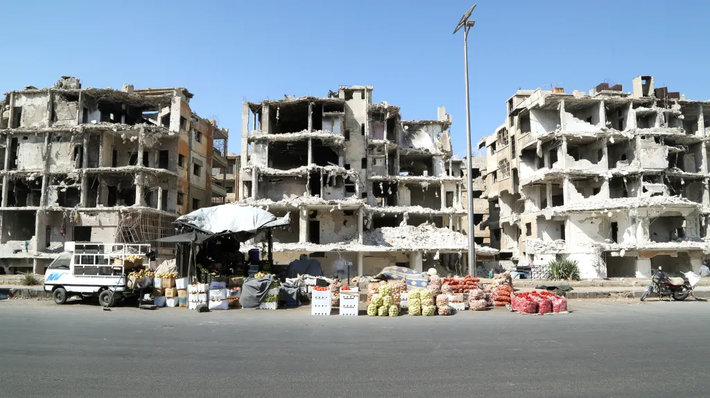 Poškozené budovy v Homsu (snímek je z října 2021)
