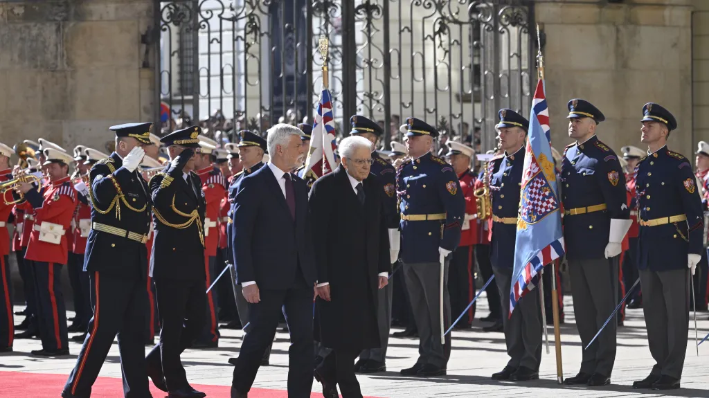 Italský prezident Sergio Mattarella (vpravo) zahájil dvoudenní návštěvu Česka, na Hradě ho přivítal český prezident Petr Pavel