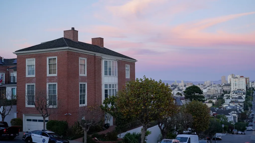 Policisté před domem Pelosiových v San Franciscu