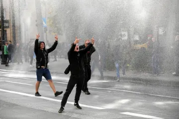 Průvod za práva LGBT lidí napadli na východě Polska radikálové a konzervativci. Policie proti narušitelům nasadila vodní děla