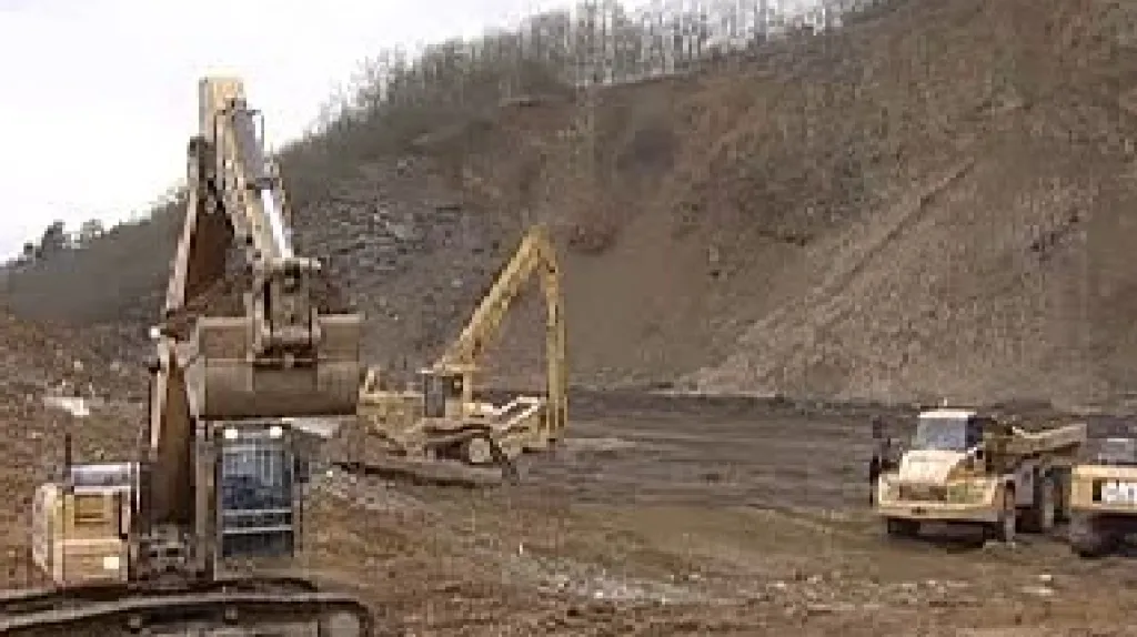 Těžká technika v koterovském lomu