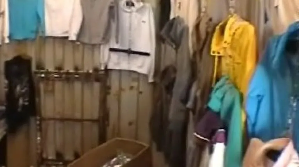 Padělané zboží v tržnici v Olomoucké ulici v Brně