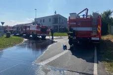 V Čelákovicích hořela průmyslová hala, lidé neměli větrat