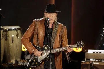 Neil Young se vrací na Spotify. Bojkot začal i skončil kvůli Joeu Roganovi