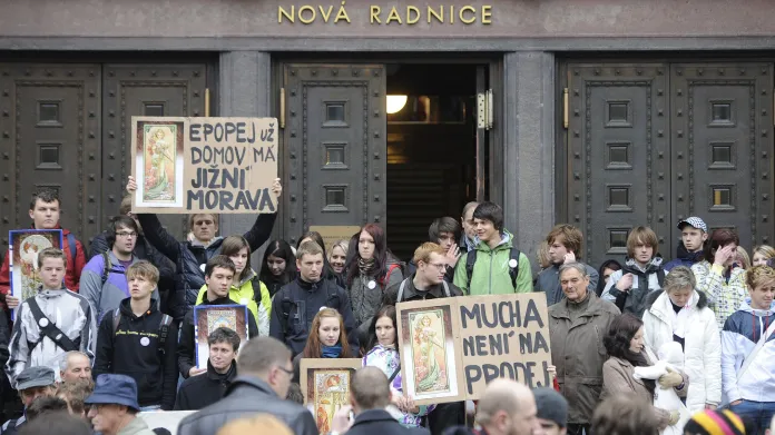 Před pražským magistrátem na Mariánském náměstí se 3. listopadu ráno na poklidné demonstraci sešla zhruba stovka odpůrců stěhování Slovanské epopeje.