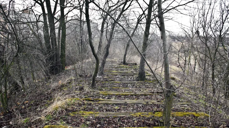 Zbytky zaniklé železniční trasy z Těšnova do Vysočan