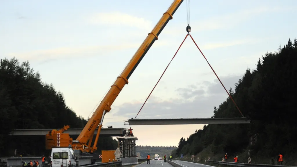 Montáž nosníku budoucího nadjezdu