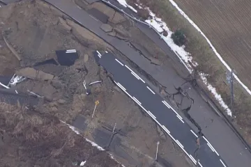 Japonci prohledávají trosky po masivním zemětřesení. Počet nalezených obětí roste