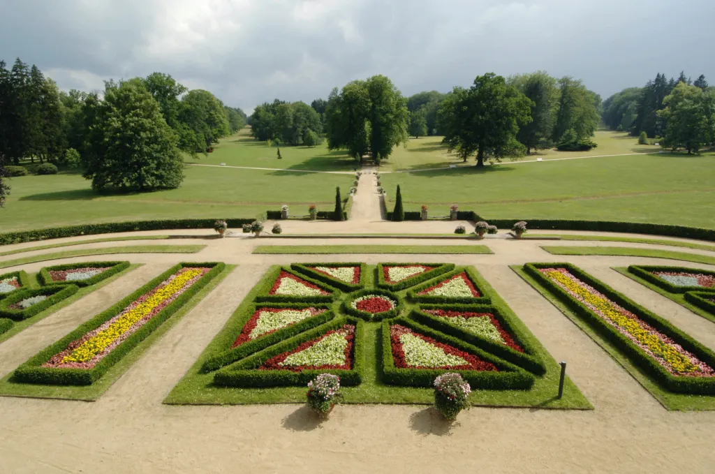 Pohled z balkonu lánského zámku na zámecký park, v popředí je francouzská zahrada.
