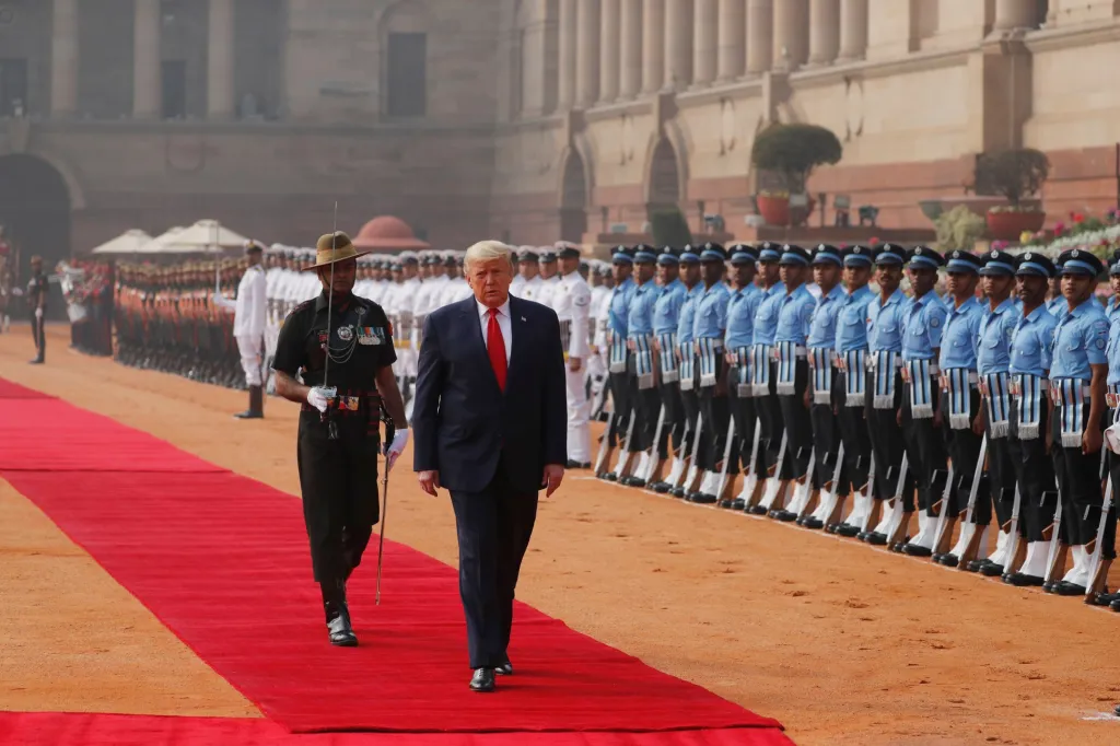 Slavnostní garda doprovodila hlavu Spojených států po příjezdu do prezidentského paláce v Dillí