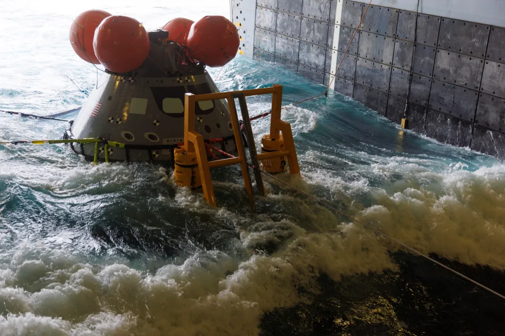 Námořnictvo Spojených států spolu s týmem NASA vyprošťují z moře cvičný vesmírný modul , který je určen k plánovanému letu Artemis 1. Modul byl vyzvednut na loď USS John P. Murth u pobřeží Kalifornie