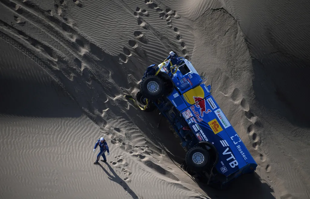 Závodník dakarské rallye Eduard Nikolajev se svým bratrem a navigátorem Jevgenijem ve snaze opravit svůj vůz v peruánské poušti během páté etapy 40. ročníku závodu.