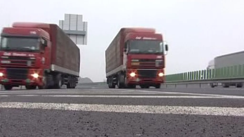 Kamiony na dálnici