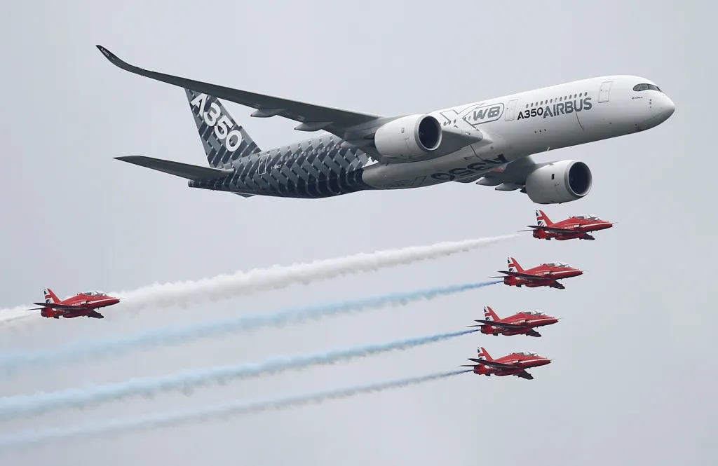 Jeden z posledních modelů je typ A350. Na snímku letí ve formaci s britským týmem Red Arrows na mezinárodním leteckém veletrhu Farnborough ve Velké Británii