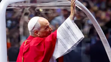 Papež Lev XIV. přijíždí do Stade de France