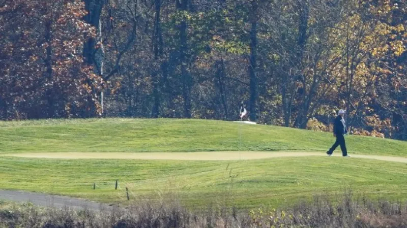 Donald Trump na golfu poté, co americká média oznámila Bidenovo vítězství Zdroj: Reuters