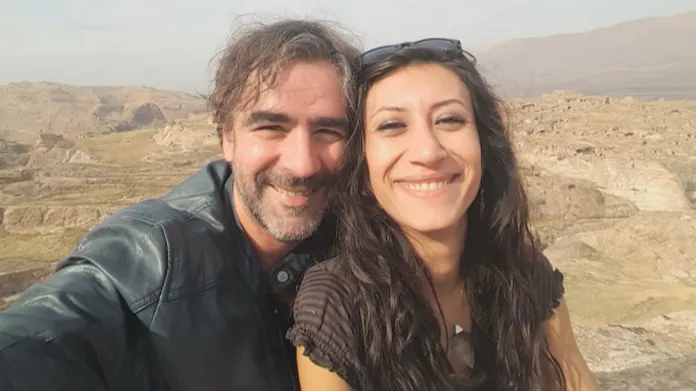Deniz Yücel se svou ženou Dilek Mayatürkovou