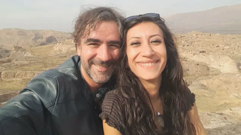 Deniz Yücel se svou ženou Dilek Mayatürkovou